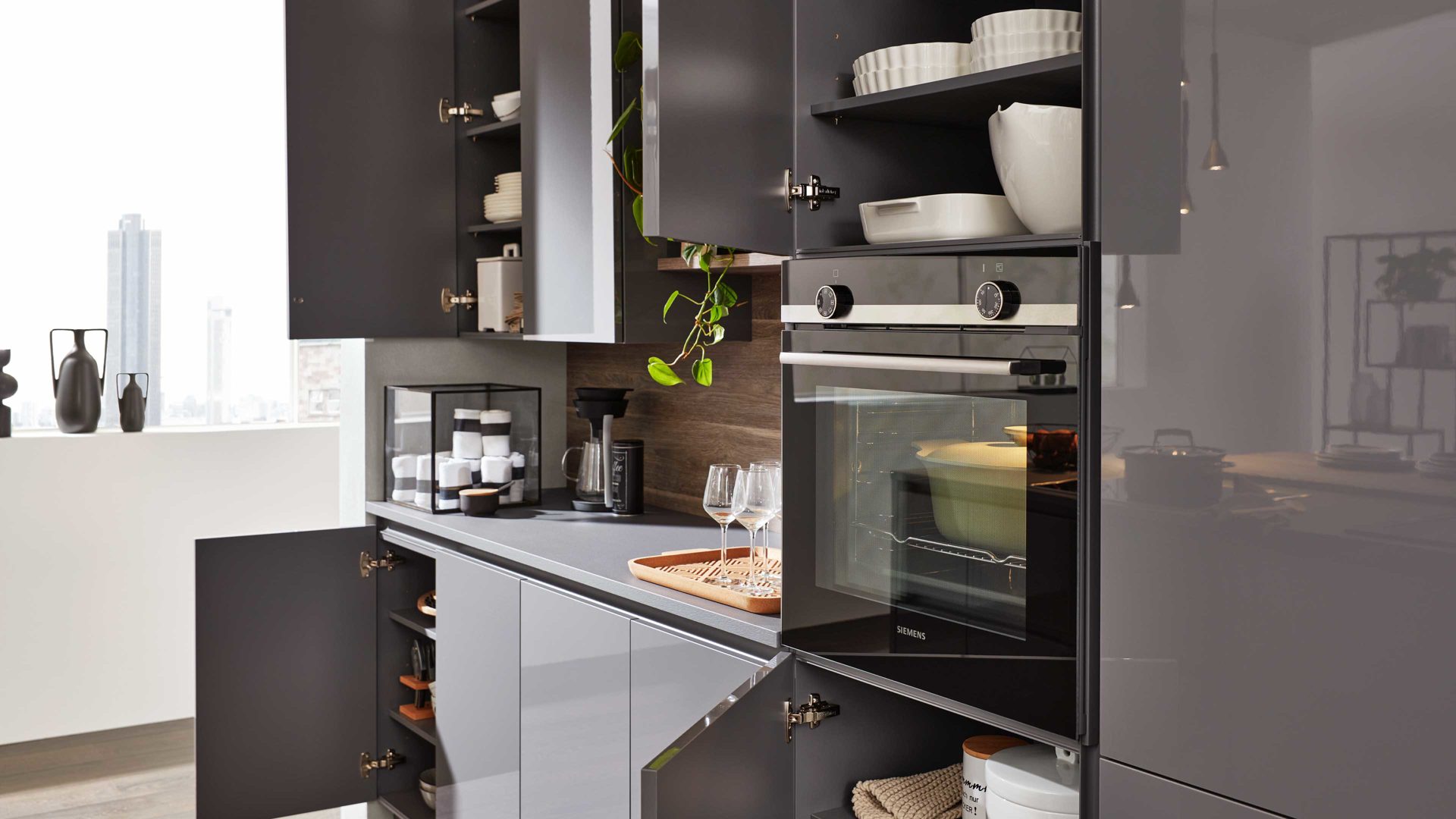 Einbauküche Interliving aus Holz in Grau Interliving Küche Serie 3042 mit SIEMENS Einbaugeräten Quarzgrau & Eiche Graphitsilber  – zweizeilig