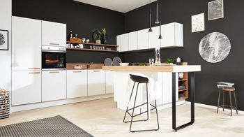 Einbauküche Interliving aus Holz in Weiß Interliving Küche Serie 3043 mit privileg Einbaugeräten Weiß & Vulkaneiche – Stellfläche ca. 365 x 258 cm