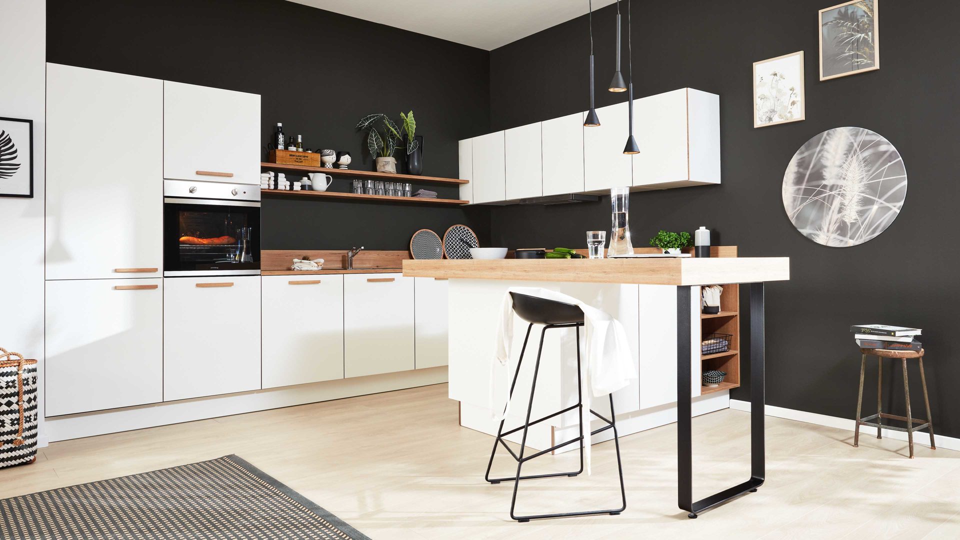 Einbauküche Interliving aus Holz in Weiß Interliving Küche Serie 3043 mit gorenje Einbaugeräten Weiß & Vulkaneiche – Stellfläche ca. 365 x 258 cm