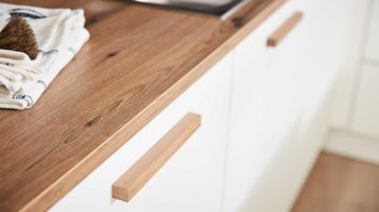 Einbauküche Interliving aus Holz in Weiß Interliving Küche Serie 3043 mit privileg Einbaugeräten Weiß & Vulkaneiche – Stellfläche ca. 365 x 258 cm