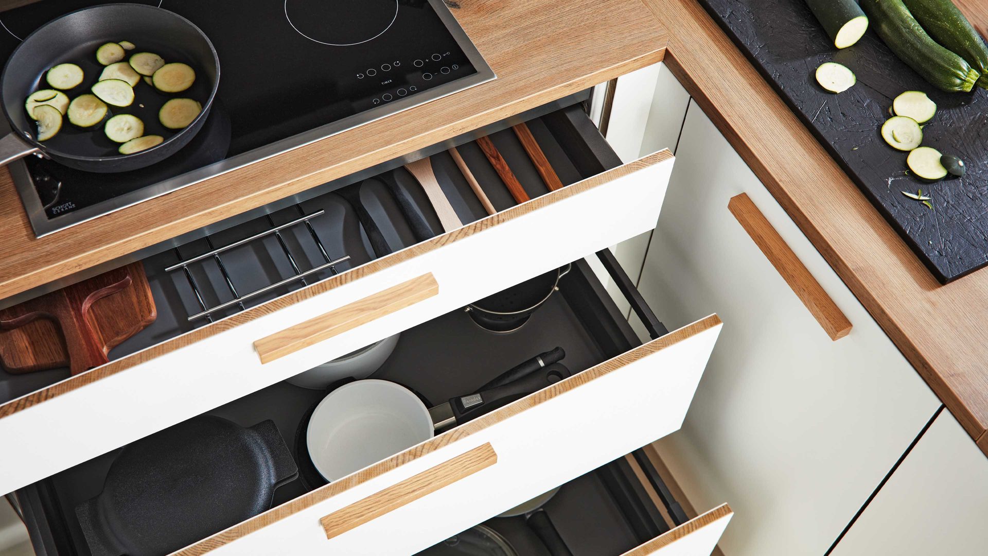 Einbauküche Interliving aus Holz in Weiß Interliving Küche Serie 3043 mit privileg Einbaugeräten Weiß & Vulkaneiche – Stellfläche ca. 365 x 258 cm