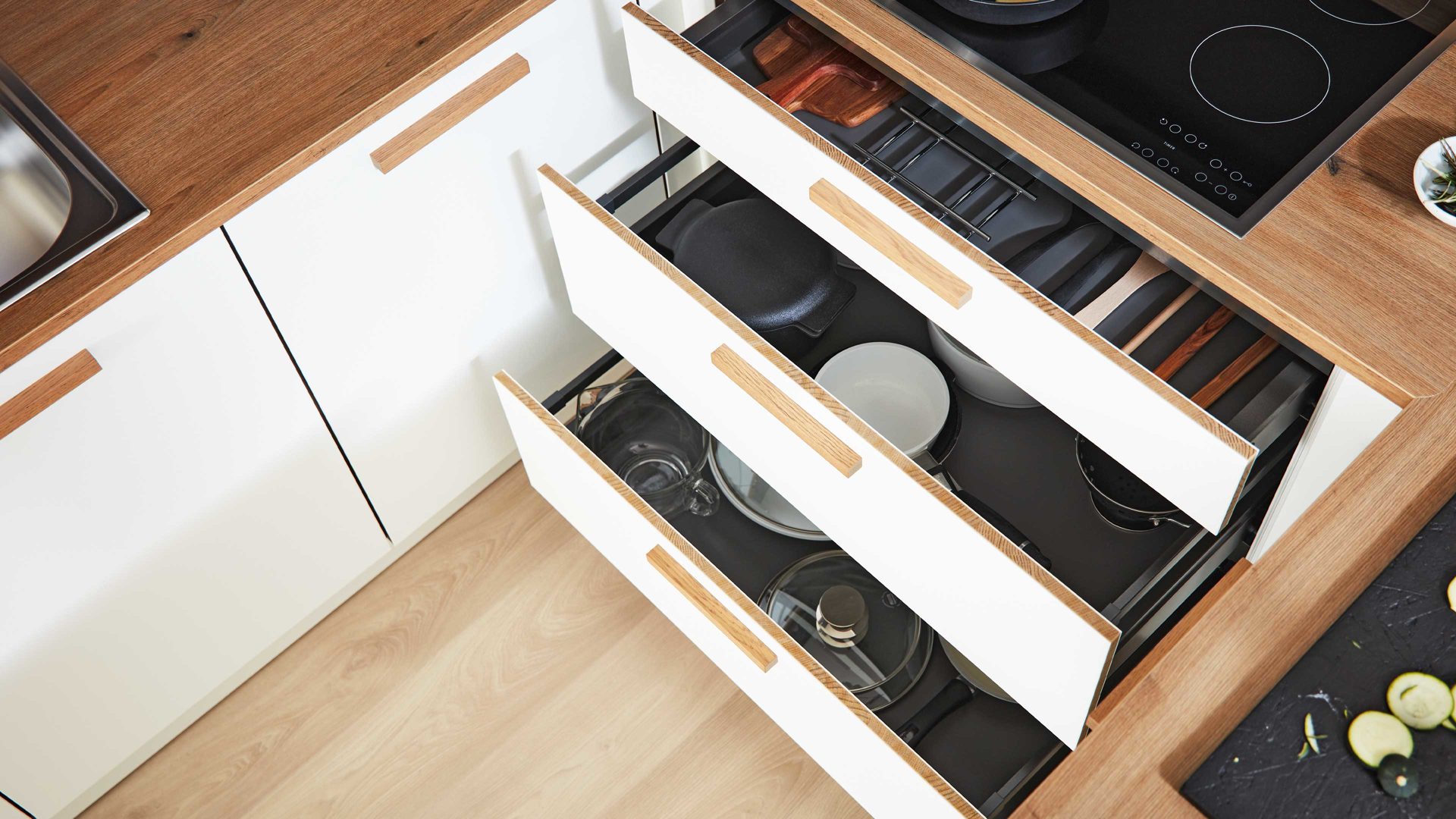 Einbauküche Interliving aus Holz in Weiß Interliving Küche Serie 3043 mit privileg Einbaugeräten Weiß & Vulkaneiche – Stellfläche ca. 365 x 258 cm