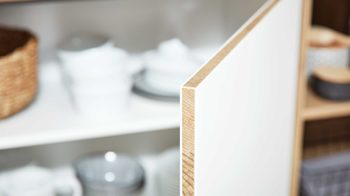 Einbauküche Interliving aus Holz in Weiß Interliving Küche Serie 3043 mit gorenje Einbaugeräten Weiß & Vulkaneiche – Stellfläche ca. 365 x 258 cm