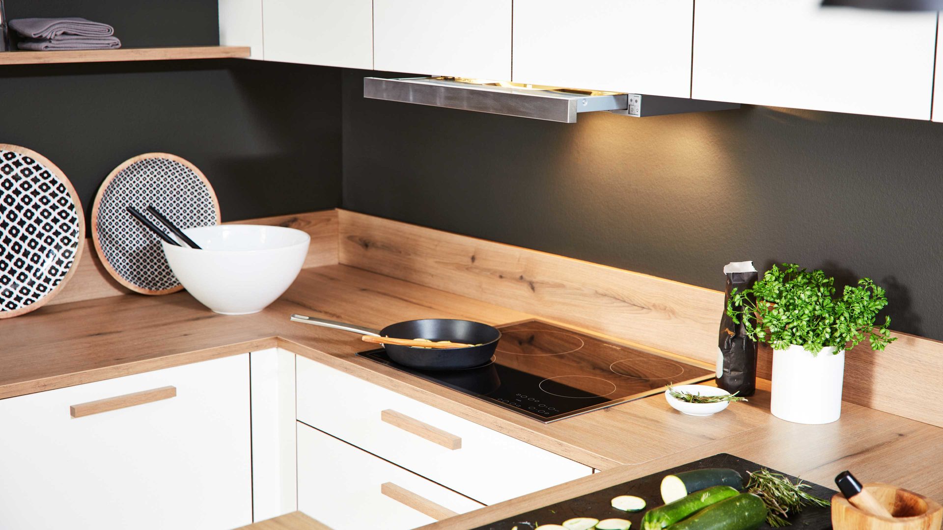 Einbauküche Interliving aus Holz in Weiß Interliving Küche Serie 3043 mit gorenje Einbaugeräten Weiß & Vulkaneiche – Stellfläche ca. 365 x 258 cm