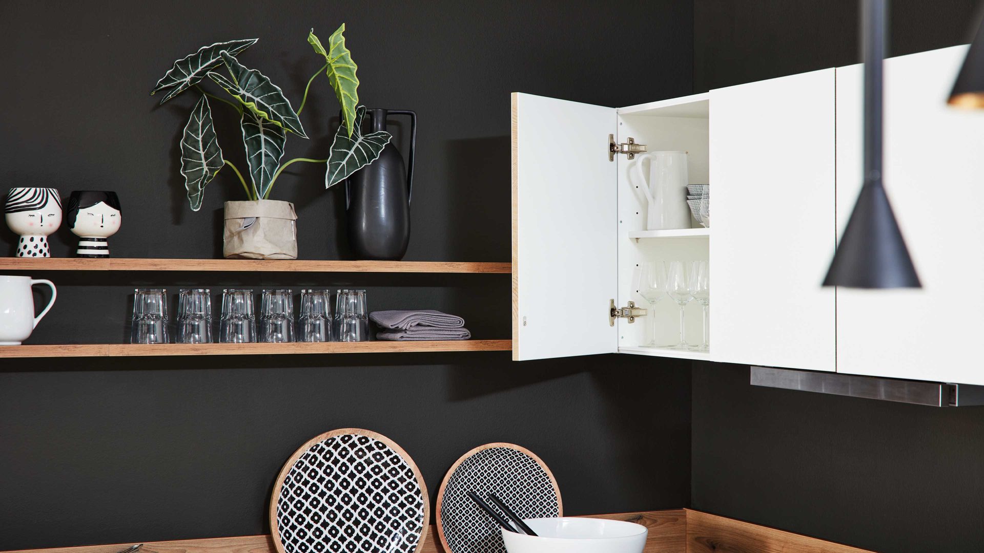 Einbauküche Interliving aus Holz in Weiß Interliving Küche Serie 3043 mit privileg Einbaugeräten Weiß & Vulkaneiche – Stellfläche ca. 365 x 258 cm