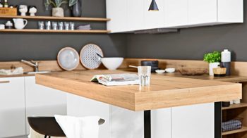 Einbauküche Interliving aus Holz in Weiß Interliving Küche Serie 3043 mit privileg Einbaugeräten Weiß & Vulkaneiche – Stellfläche ca. 365 x 258 cm