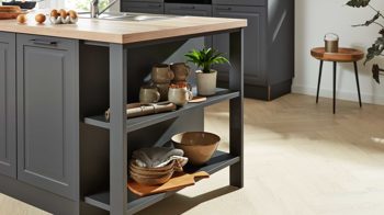 Einbauküche Interliving aus Holz in Dunkelgrau Interliving Küche Serie 3044 mit Miele Einbaugeräten Graphit & Kernbuche – zweizeilig