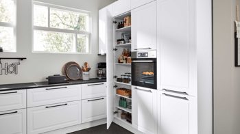 Einbauküche Interliving aus Holz in Grau Interliving Küche Serie 3045 mit AEG Einbaugeräten Weiß – Stellfläche ca. 285 x 400 cm