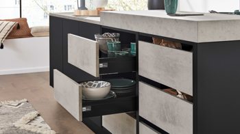 Einbauküche Interliving aus Holz in Schwarz Interliving Küche Serie 3101 mit SIEMENS Einbaugeräten Schwarz & Beton  – zweizeilig