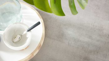 Einbauküche Interliving aus Holz in Schwarz Interliving Küche Serie 3047 mit SIEMENS Einbaugeräten Schwarz & Beton  – zweizeilig