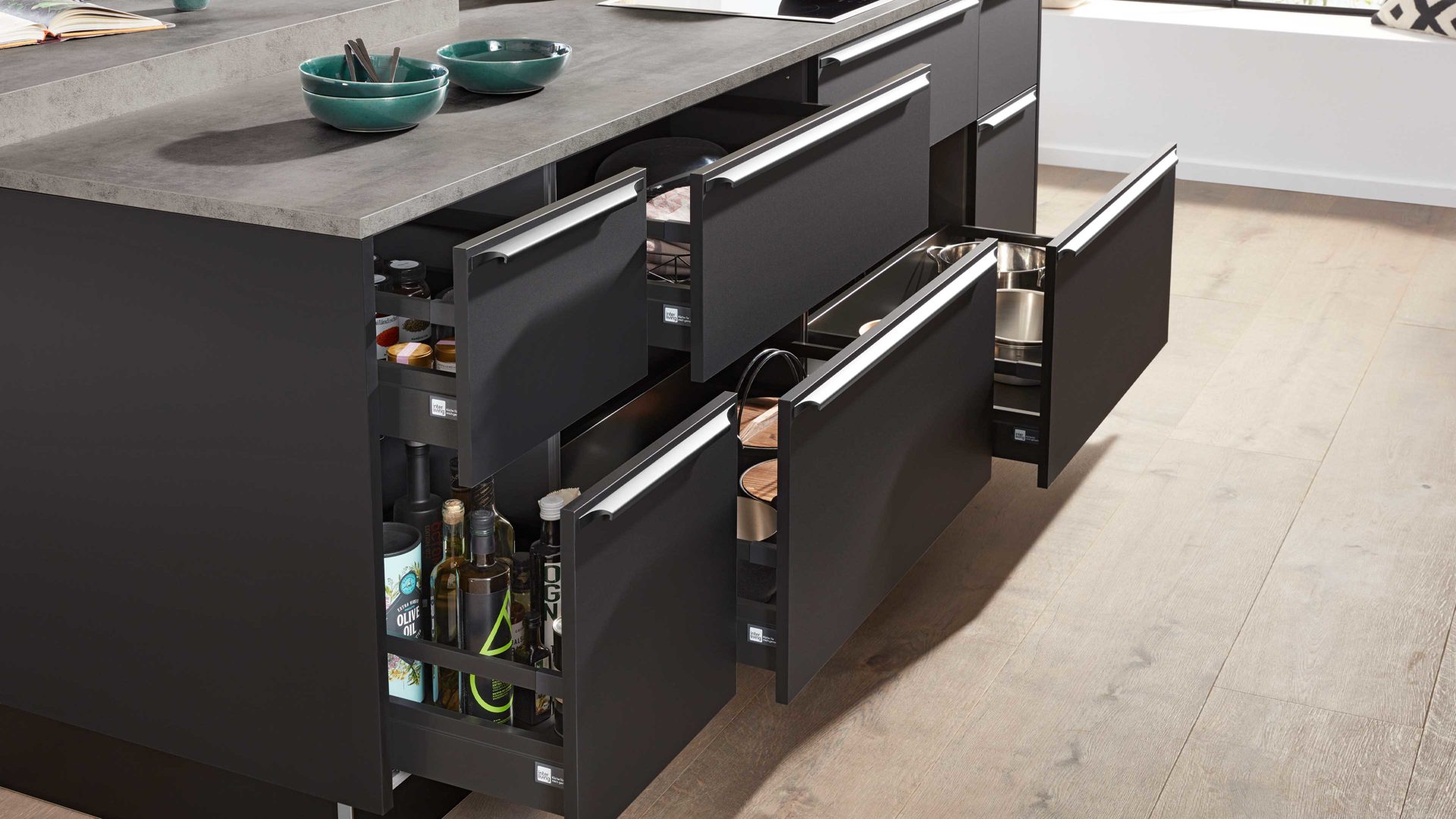 Einbauküche Interliving aus Holz in Schwarz Interliving Küche Serie 3047 mit SIEMENS Einbaugeräten Schwarz & Beton  – zweizeilig