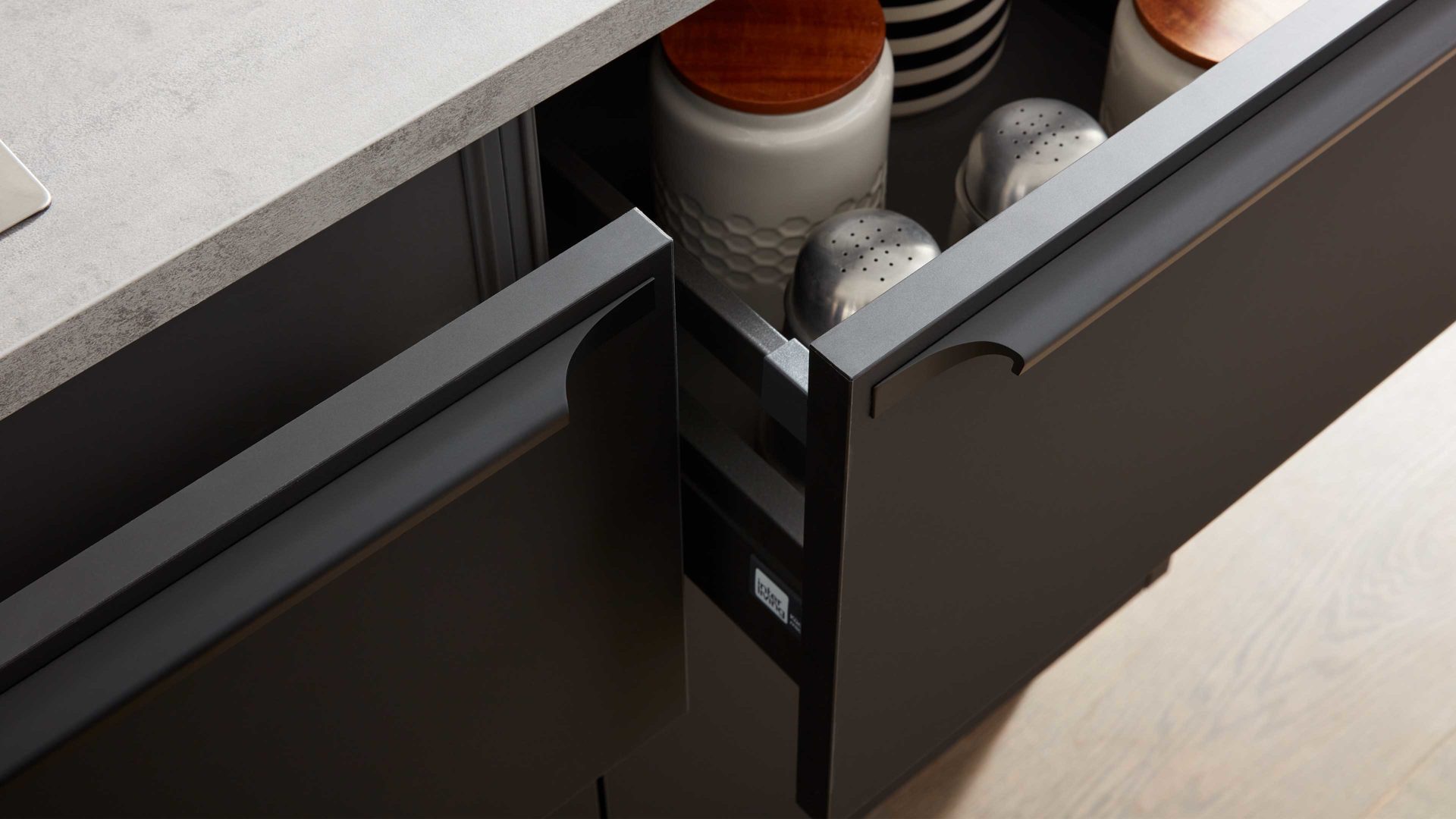 Einbauküche Interliving aus Holz in Schwarz Interliving Küche Serie 3101 mit SIEMENS Einbaugeräten Schwarz & Beton  – zweizeilig