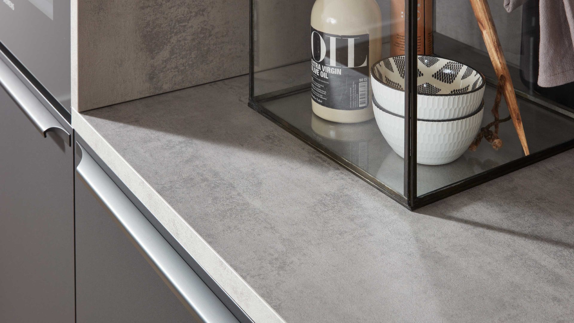 Einbauküche Interliving aus Holz in Schwarz Interliving Küche Serie 3047 mit SIEMENS Einbaugeräten Schwarz & Beton  – zweizeilig