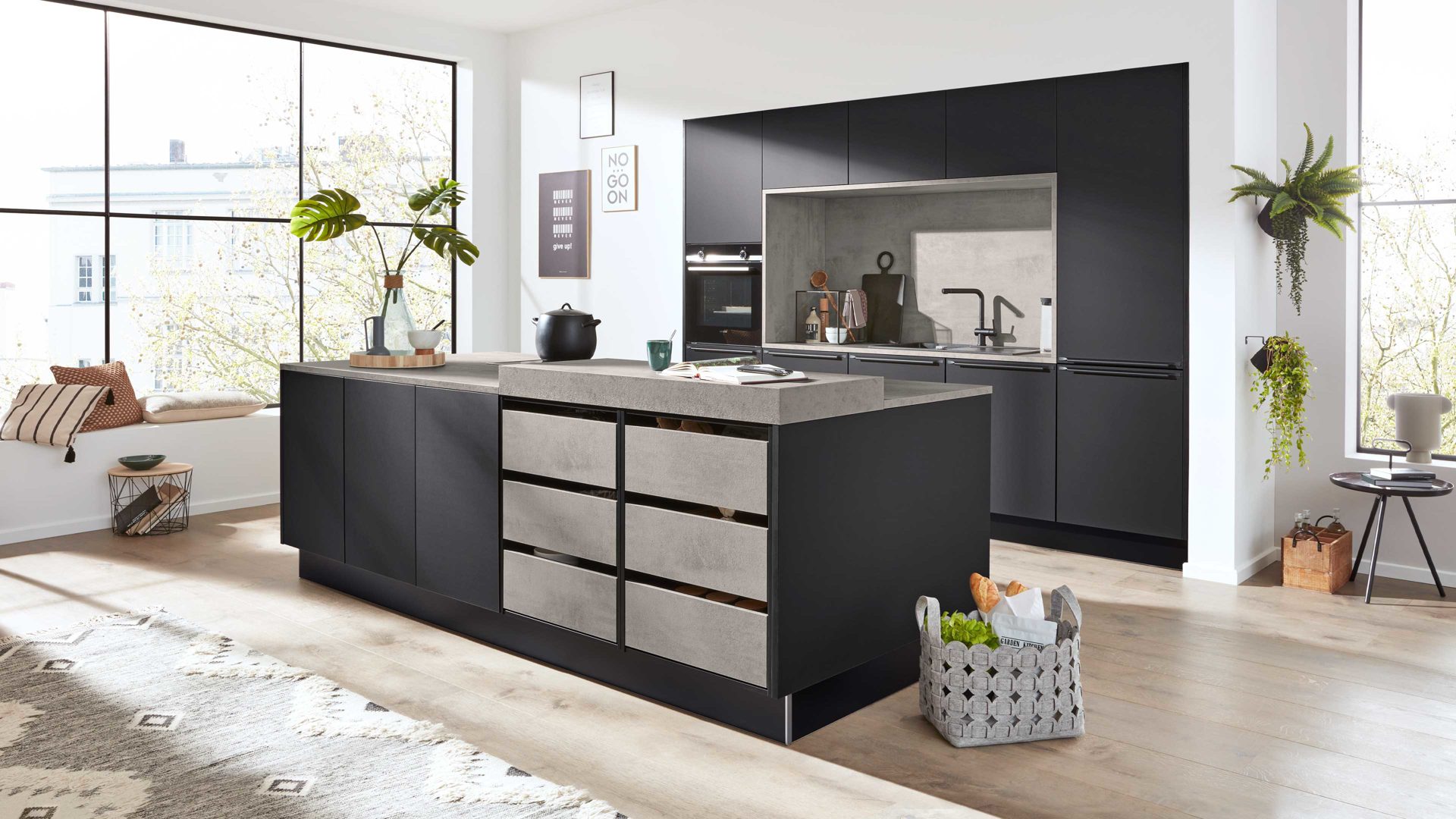 Einbauküche Interliving aus Holz in Schwarz Interliving Küche Serie 3047 mit SIEMENS Einbaugeräten Schwarz & Beton  – zweizeilig