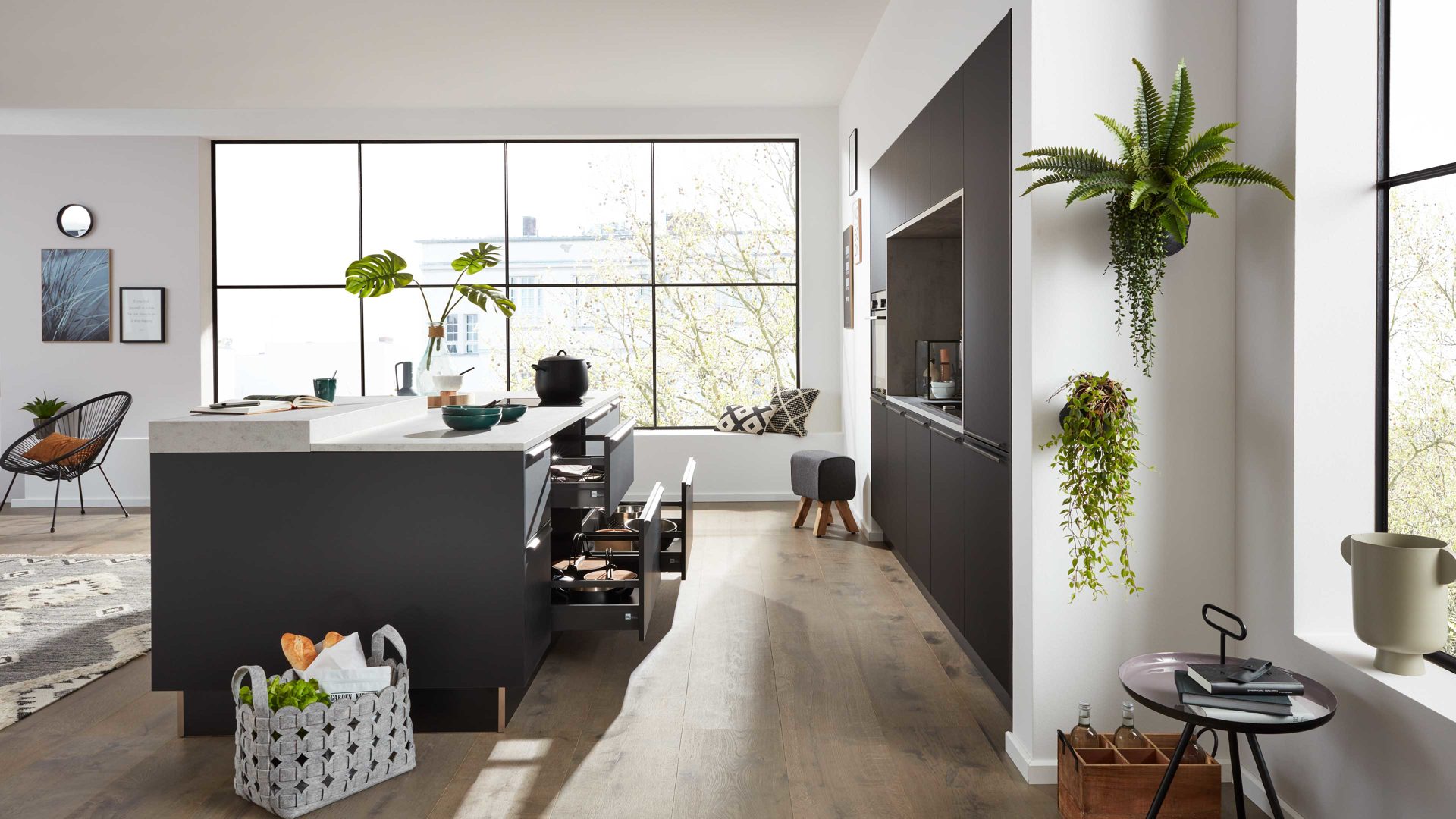 Einbauküche Interliving aus Holz in Schwarz Interliving Küche Serie 3047 mit SIEMENS Einbaugeräten Schwarz & Beton  – zweizeilig