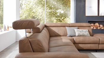Ecksofa comfortmaster besser sitzen, liegen, leben aus Leder in Hellbraun Comfortmaster 1180 Spektra - Ecksofa mit Wall-Free wüstenfarbenes LongLife-Leder - Stellfläche ca. 280 x 239 cm