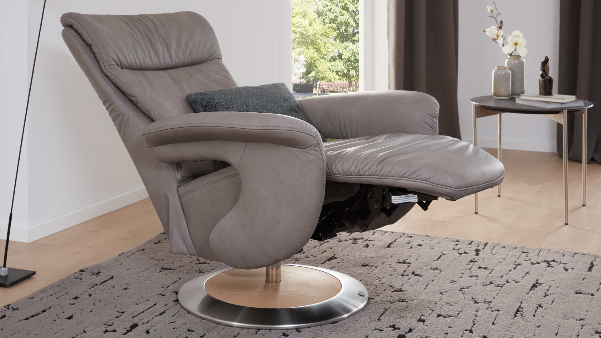 Relaxsessel comfortmaster besser sitzen, liegen, leben aus Leder in Grau Comfortmaster 7333 Easy-Swing-Sessel 35D als Sitzmöbel canyonfarbenes LongLife-Leder LG 18 & Wildeiche-Tellerfuß