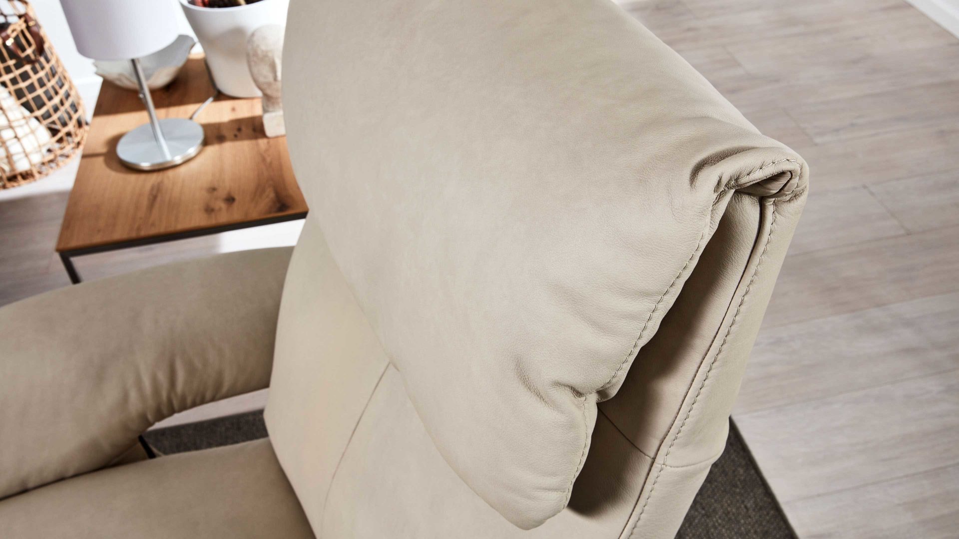 Relaxsessel comfortmaster besser sitzen, liegen, leben aus Leder in Weiß Comfortmaster 7304 - Easy-Swing-Sessel 31N nebelfarbenes LongLife-Leder Rustika & edelstahlfarbener Tellerfuß