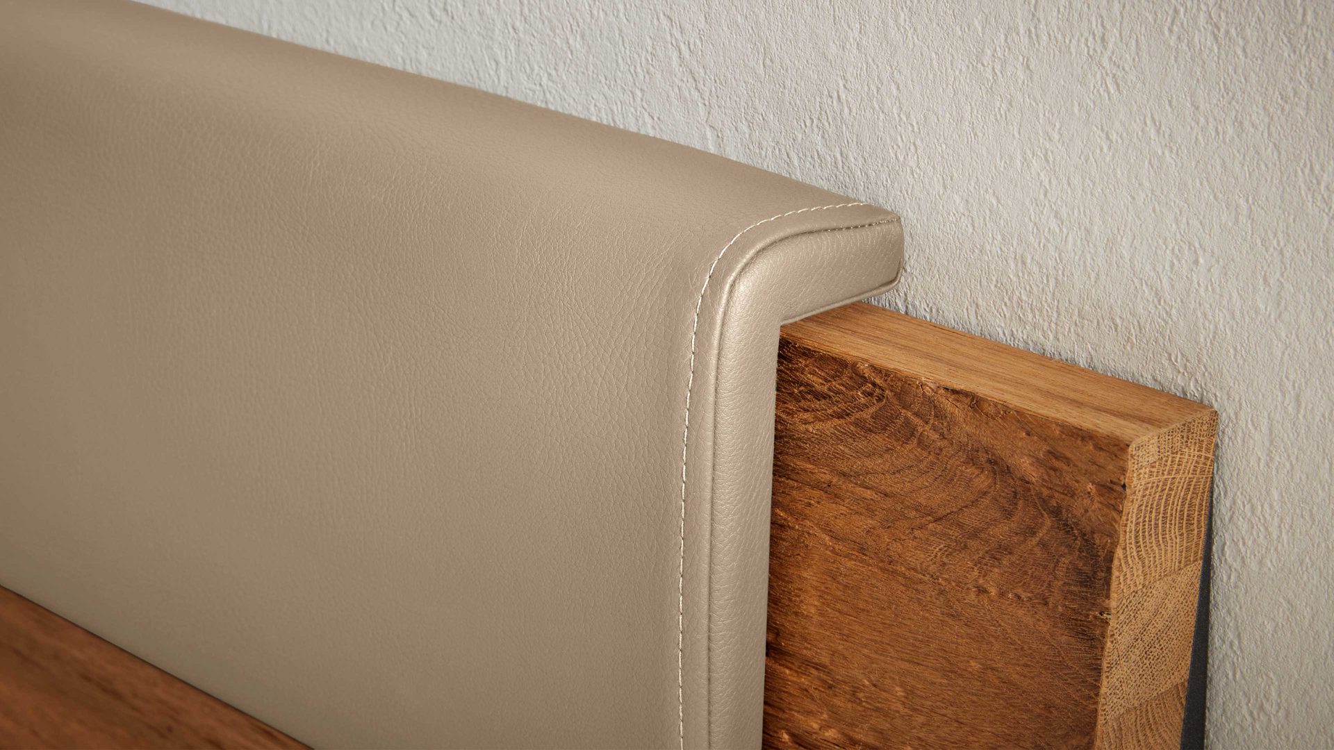 Kopfstütze Interliving aus Stoff in Beige Interliving Schlafzimmer Serie 1025 – Kopfteilpolster-Set 530550 Länge ca. 92 cm - taupefarbenes Kunstleder