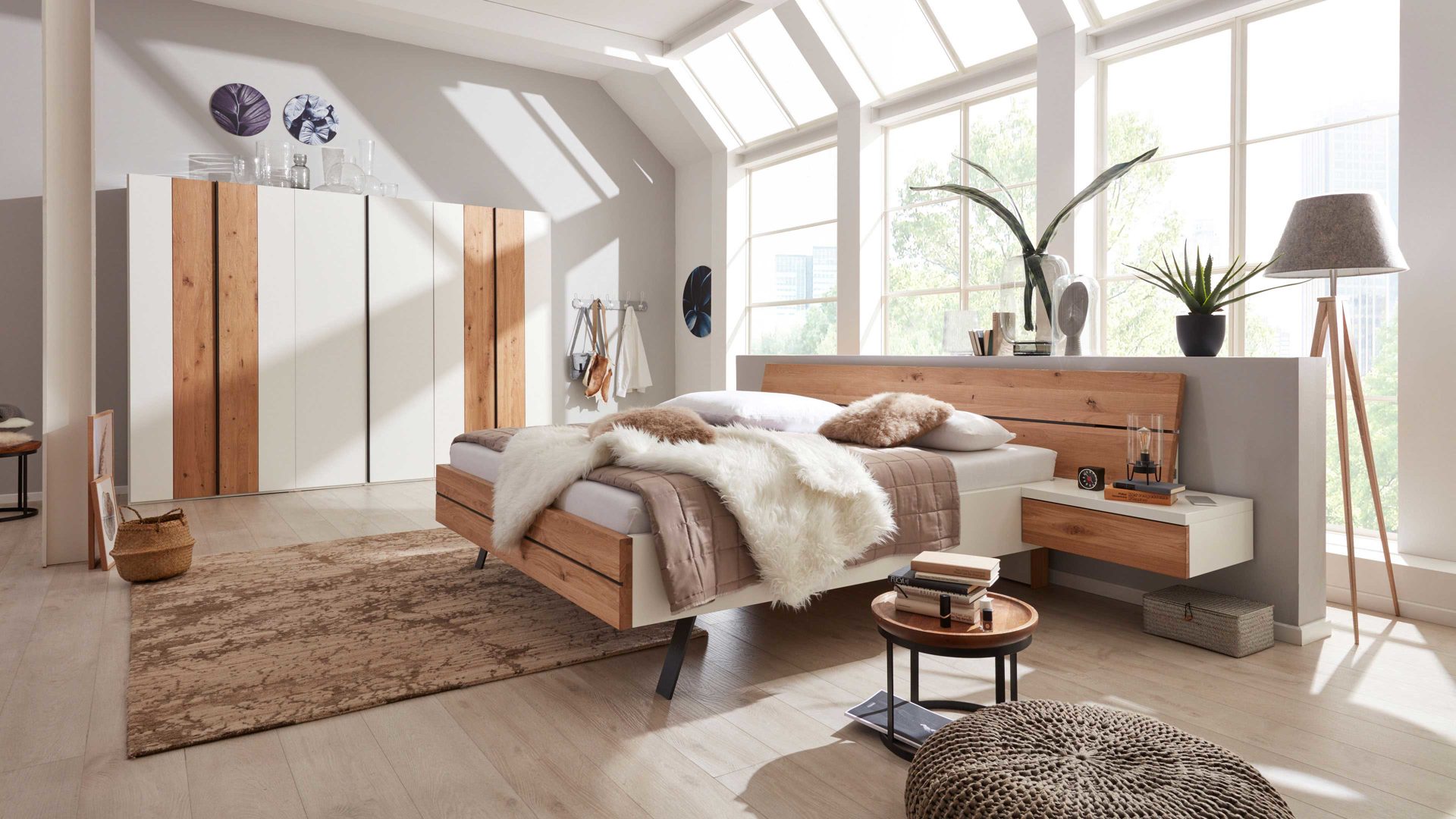 Komplettzimmer Interliving aus Holz in Holzfarben Interliving Schlafzimmer Serie 1019 – Komplettzimmer Wildeiche & weißer Mattlack – vierteilig, Liegefläche ca. 180 x 200 cm