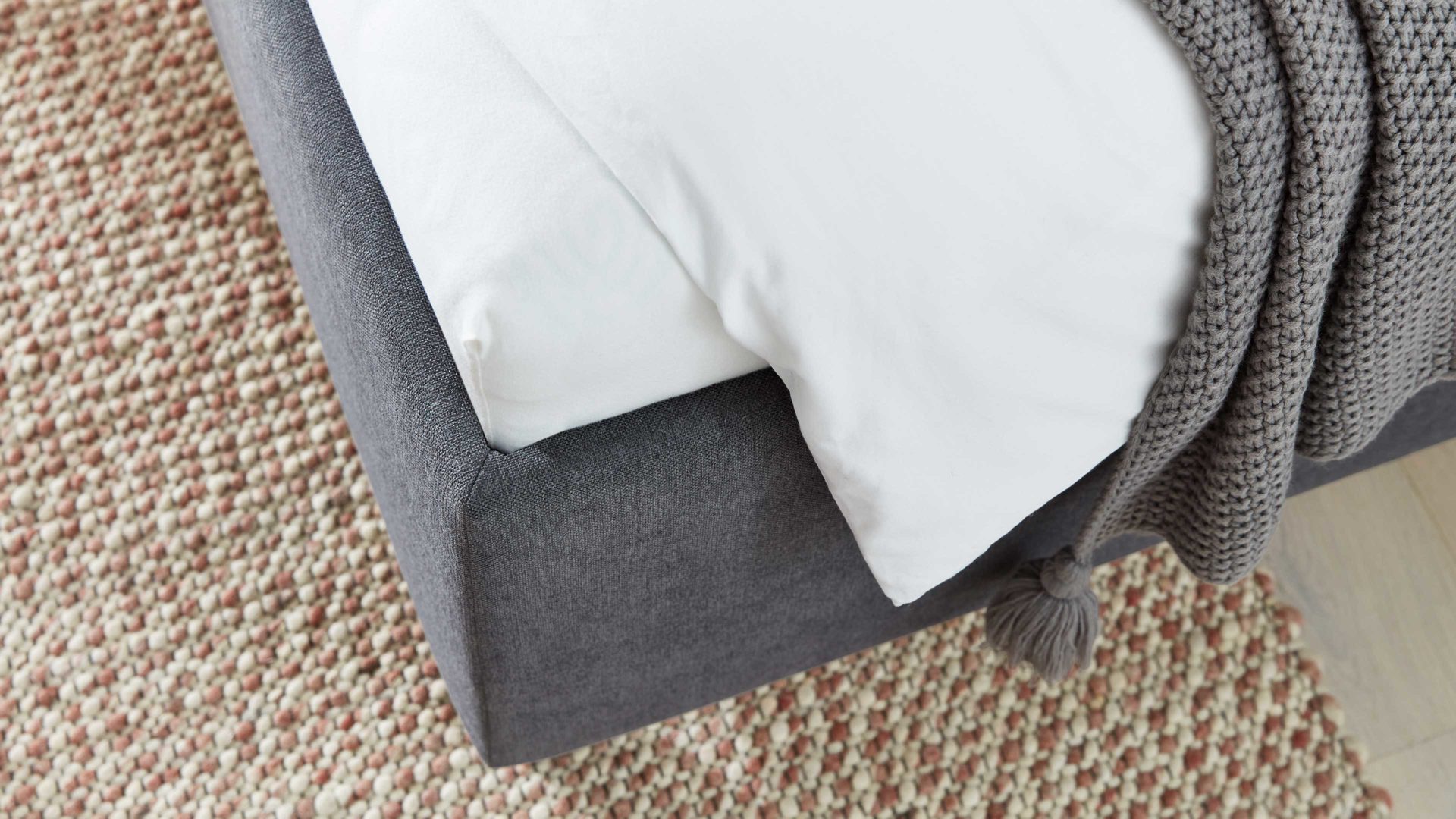 Polsterbett Interliving aus Stoff in Grau Interliving Bettsystem Serie 1414 - Polsterbett Variante 3 elefantgrauer Stoffbezug ENF 29 - Liegefläche ca. 180 x 200 cm