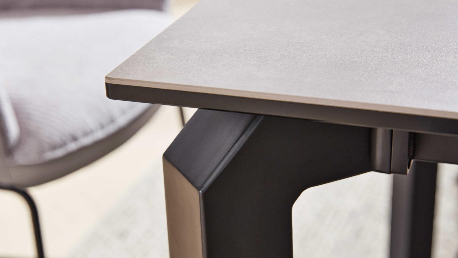 Auszugtisch Interliving aus Keramik in Grau Interliving Esszimmer Serie 5111 – Auszugtisch 6813-91 graue Glaskeramik & schwarzes Eisen – ca. 200-280 x 100 cm