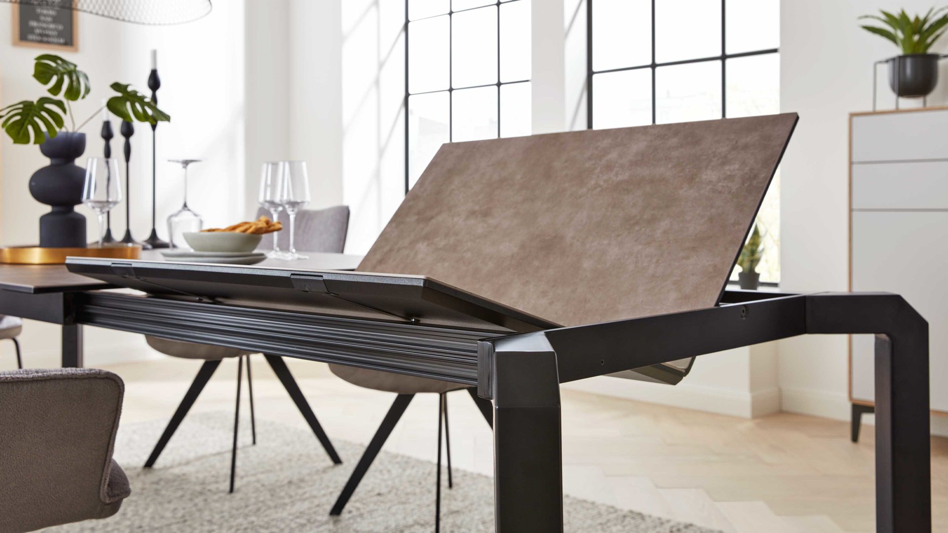 Auszugtisch Interliving aus Keramik in Grau Interliving Esszimmer Serie 5111 – Auszugtisch 6813-91 graue Glaskeramik & schwarzes Eisen – ca. 200-280 x 100 cm