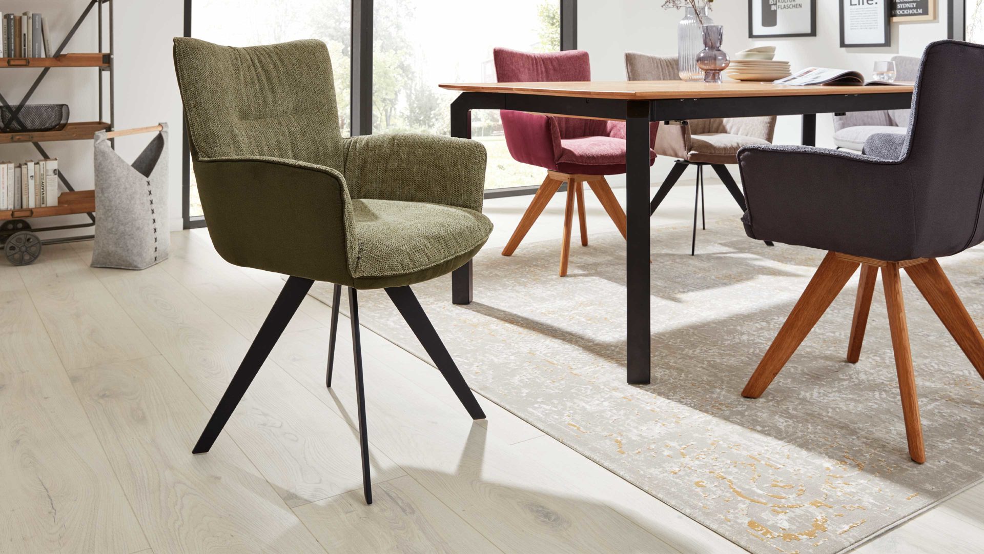 Polsterstuhl Interliving aus Stoff in Grün Interliving Esszimmer Serie 5111 – Schalensessel 9222-04 Rückholfunktion - grüne Bezugkombi 955 & schwarzes Eisen