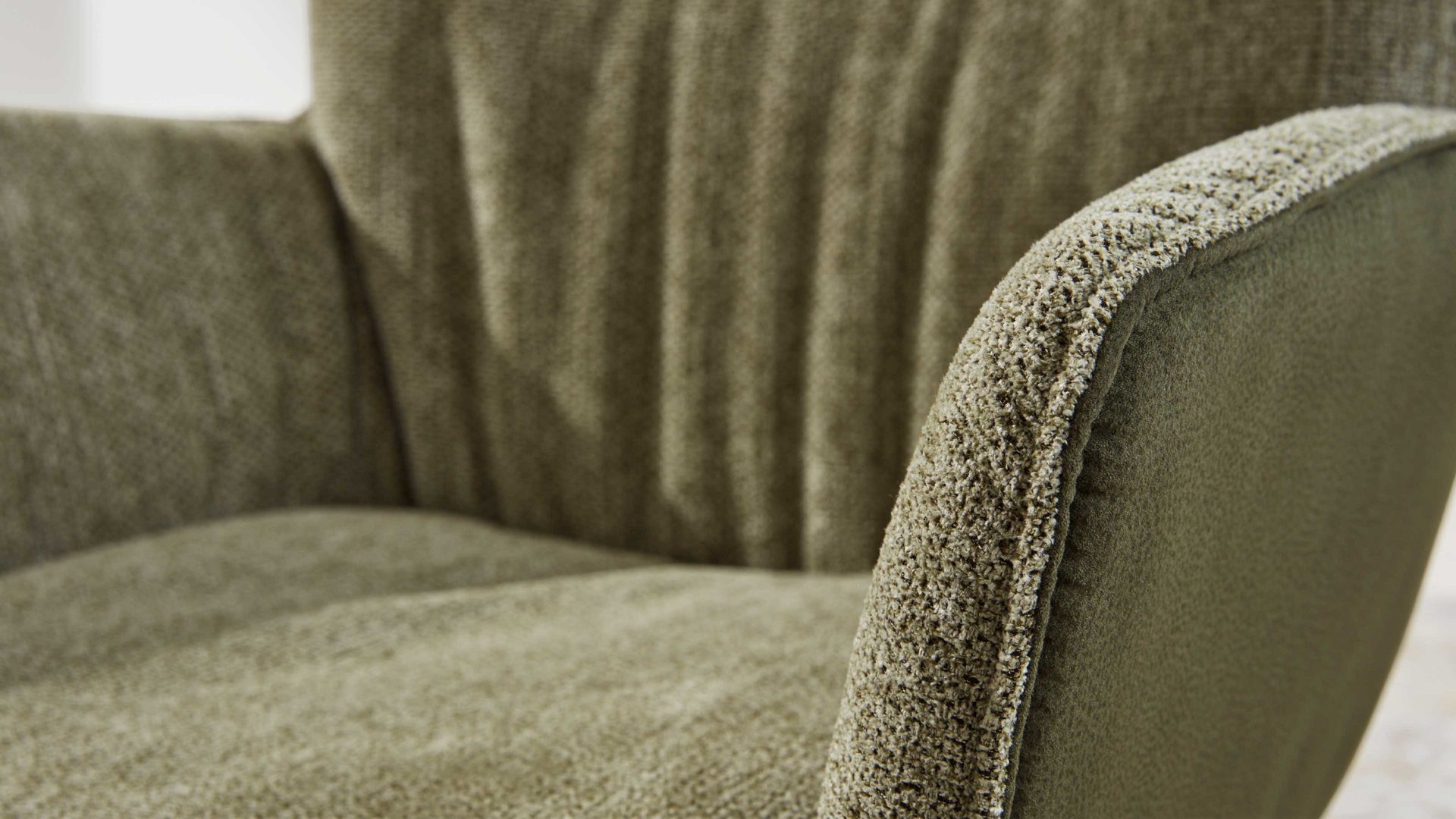 Polsterstuhl Interliving aus Stoff in Grün Interliving Esszimmer Serie 5111 – Schalensessel Rückholfunktion - grüne Bezugkombi 955 & schwarzes Eisen