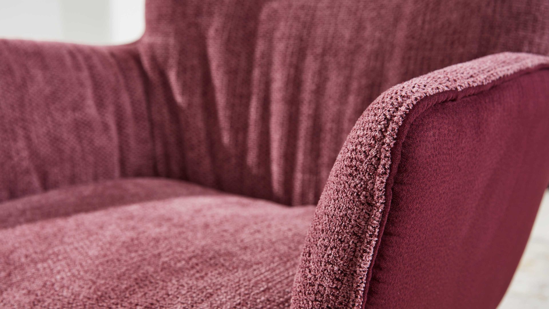 Polsterstuhl Interliving aus Stoff in Dunkelrot Interliving Esszimmer Serie 5111 – Schalensessel 9202-04 Rückholfunktion - weinrote Bezugkombi 954 & Eiche