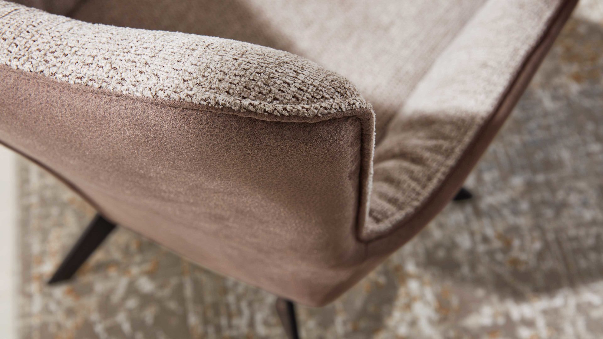 Polsterstuhl Interliving aus Stoff in Beige Interliving Esszimmer Serie 5111 – Schalensessel 9022-04 taupefarbene Bezugkombi 957 & schwarzes Eisen