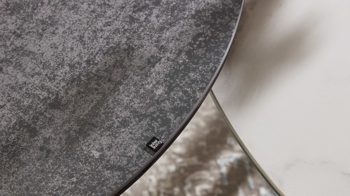 Couchtisch Interliving aus Keramik in Dunkelgrau Interliving Couchtisch Serie 6208 - Couchtisch titanfarbene Keramik & schwarzer Stahl - Durchmesser ca. 75 cm