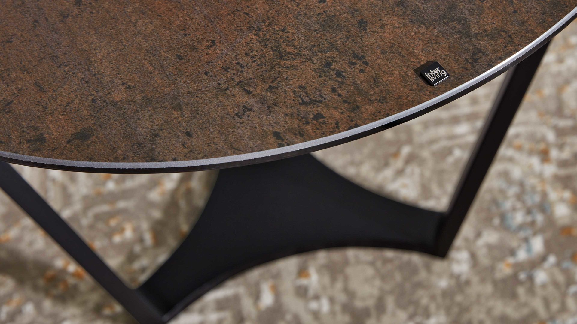 Beistelltisch Interliving aus Keramik in Dunkelbraun Interliving Couchtisch Serie 6208 - Beistelltisch rostbraune Keramik & schwarzer Stahl - Durchmesser ca. 55 cm