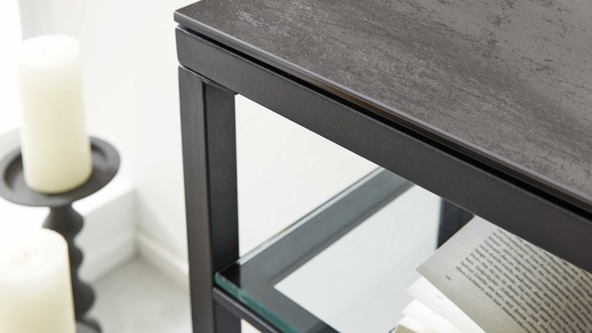 Konsoltisch Interliving aus Keramik in Grau Interliving Couchtisch Serie 6210 - Konsoltisch zementgraue Keramik & schwarzer Stahl - ca. 100 x 38 cm