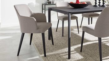 Polsterstuhl Interliving aus Stoff in Grau Interliving Esszimmer Serie 5110 - Armlehnstuhl silberfarbener Bezug Calvin & ebenholzfarbene Holzfüße