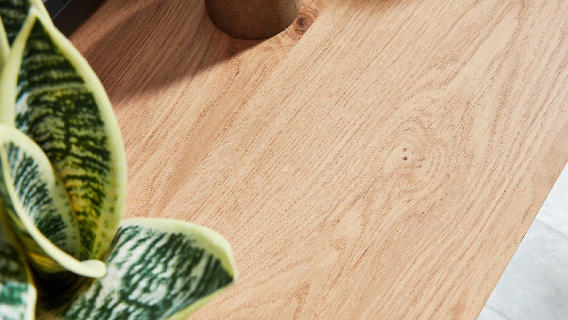 Kombikommode Interliving aus Holz in Beige Interliving Schlafzimmer Serie 1024 – Kombikommode 56026 rechts eine Tür, links fünf Schubladen - Sand & Balkeneiche, Breite ca. 120 cm