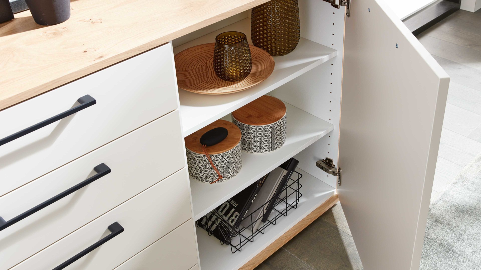 Kombikommode Interliving aus Holz in Beige Interliving Schlafzimmer Serie 1024 – Kombikommode rechts eine Tür, links fünf Schubladen - Sand & Balkeneiche, Breite ca. 120 cm