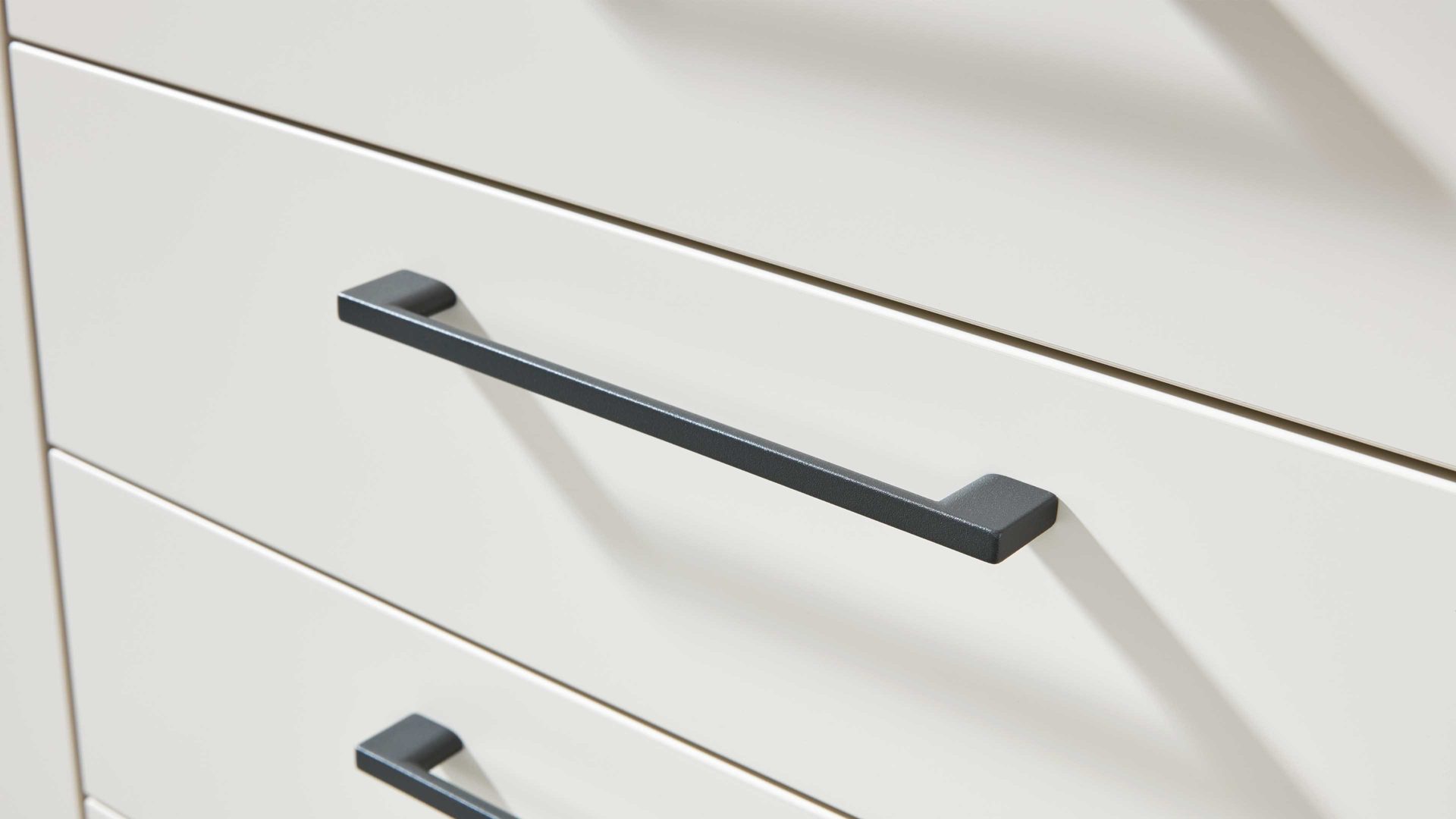 Kombikommode Interliving aus Holz in Beige Interliving Schlafzimmer Serie 1024 – Kombikommode links eine Tür, rechts fünf Schubladen - Sand & Balkeneiche, Breite ca. 120 cm