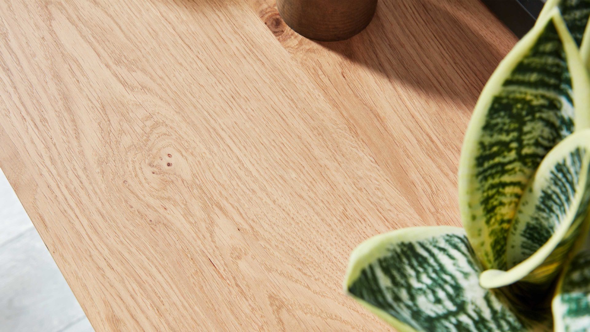 Kombikommode Interliving aus Holz in Beige Interliving Schlafzimmer Serie 1024 – Kombikommode links eine Tür, rechts fünf Schubladen - Sand & Balkeneiche, Breite ca. 120 cm