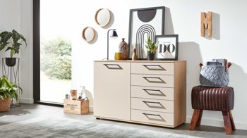 Kombikommode Interliving aus Holz in Beige Interliving Schlafzimmer Serie 1024 – Kombikommode links eine Tür, rechts fünf Schubladen - Sand & Balkeneiche, Breite ca. 120 cm