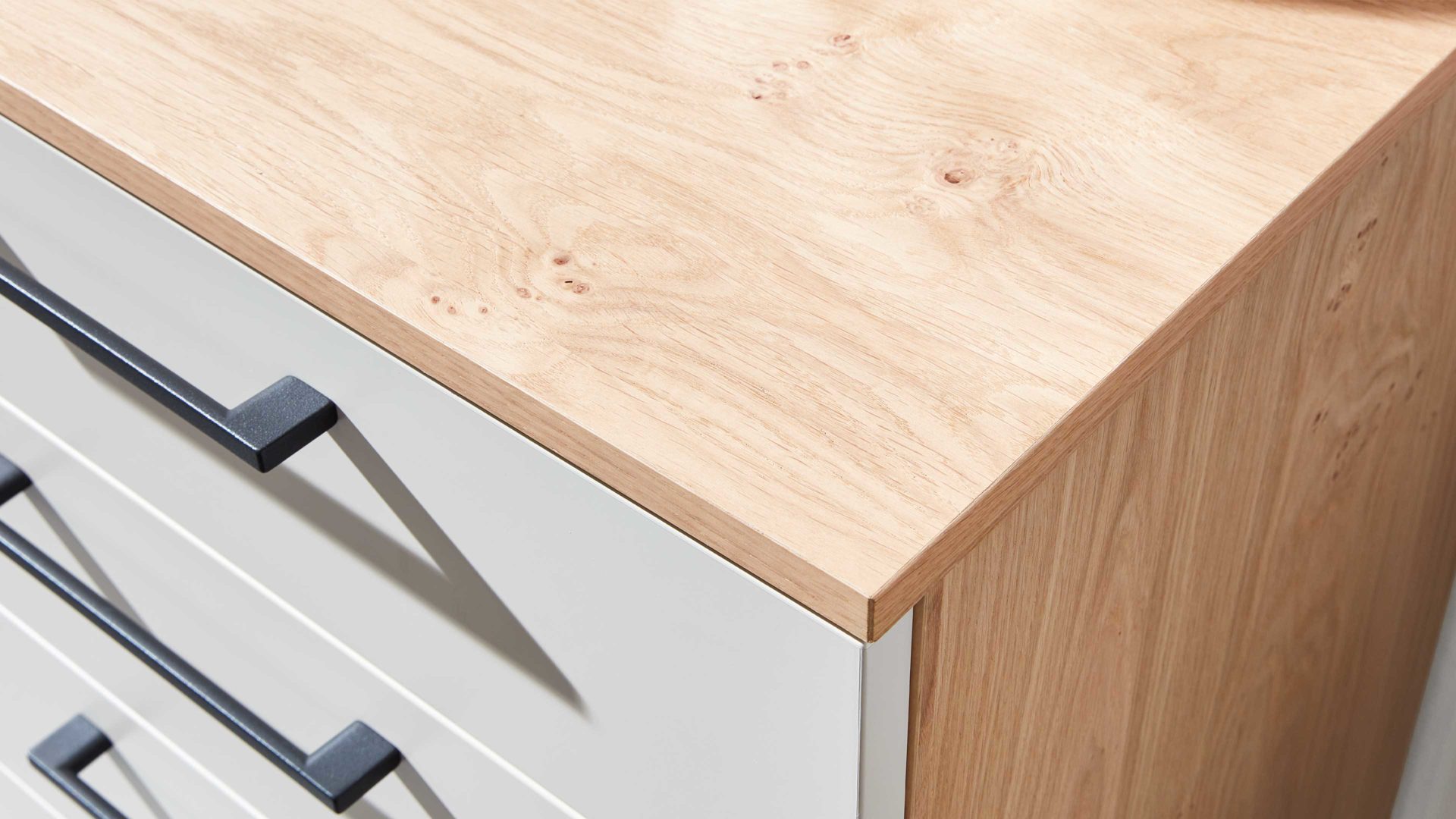 Kombikommode Interliving aus Holz in Beige Interliving Schlafzimmer Serie 1024 – Kombikommode 56016 links eine Tür, rechts fünf Schubladen - Sand & Balkeneiche, Breite ca. 120 cm