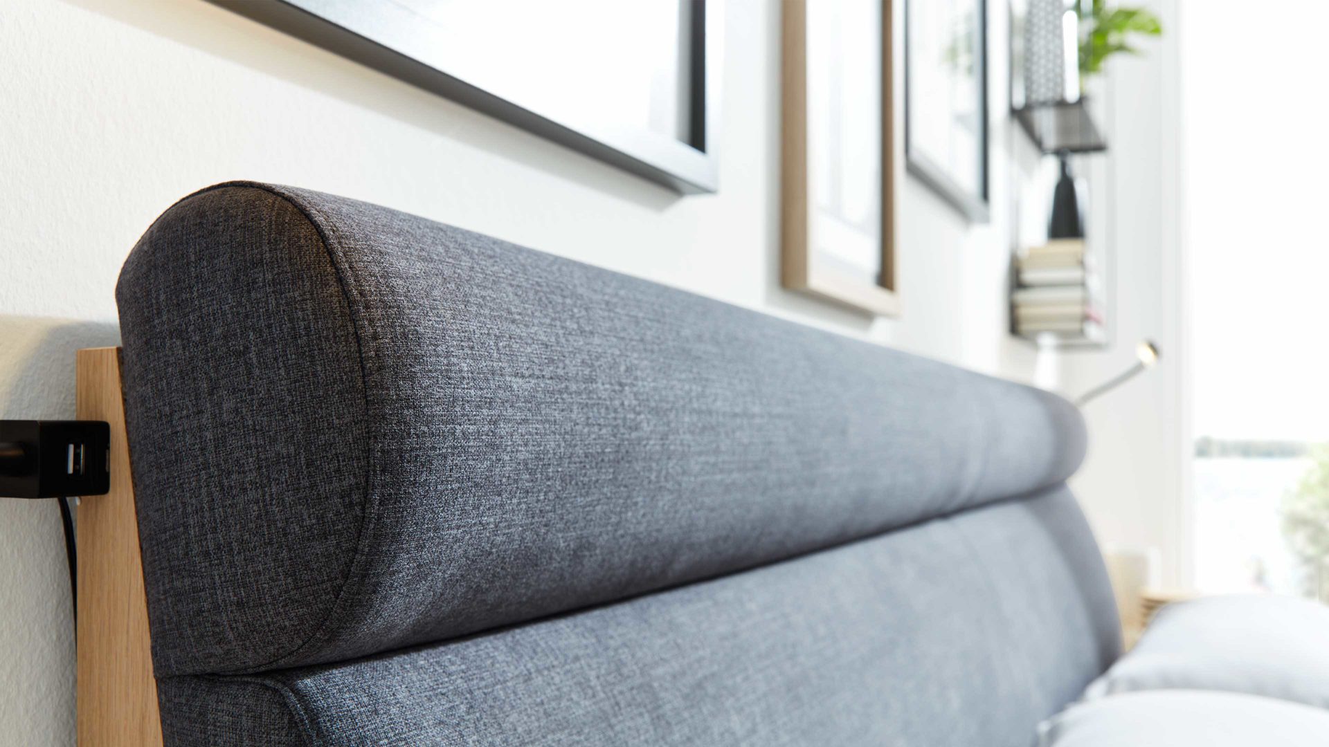 Bettgestell Interliving aus Holz in Anthrazit Interliving Schlafzimmer Serie 1023 – Bettgestell 83538 schwebend, Liegefläche ca. 140 x 200 cm - Balkeneiche & Anthrazit