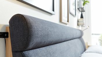 Bettgestell Interliving aus Holz in Anthrazit Interliving Schlafzimmer Serie 1023 – Bettgestell 85538 schwebend, Liegefläche ca. 160 x 200 cm - Balkeneiche & Anthrazit