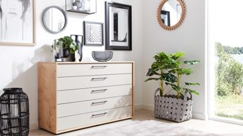 Schubladenkommode Interliving aus Holz in Weiß Interliving Schlafzimmer Serie 1023 – Schubladenkommode Weiß & Balkeneiche - fünf Schubladen, Breite ca. 124 cm