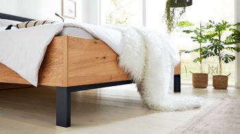 Bettgestell Interliving aus Holz in Anthrazit Interliving Schlafzimmer Serie 1023 – Bettgestell 86438 Winkelfuß, Liegefläche ca. 180 x 200 cm - Balkeneiche & Anthrazit