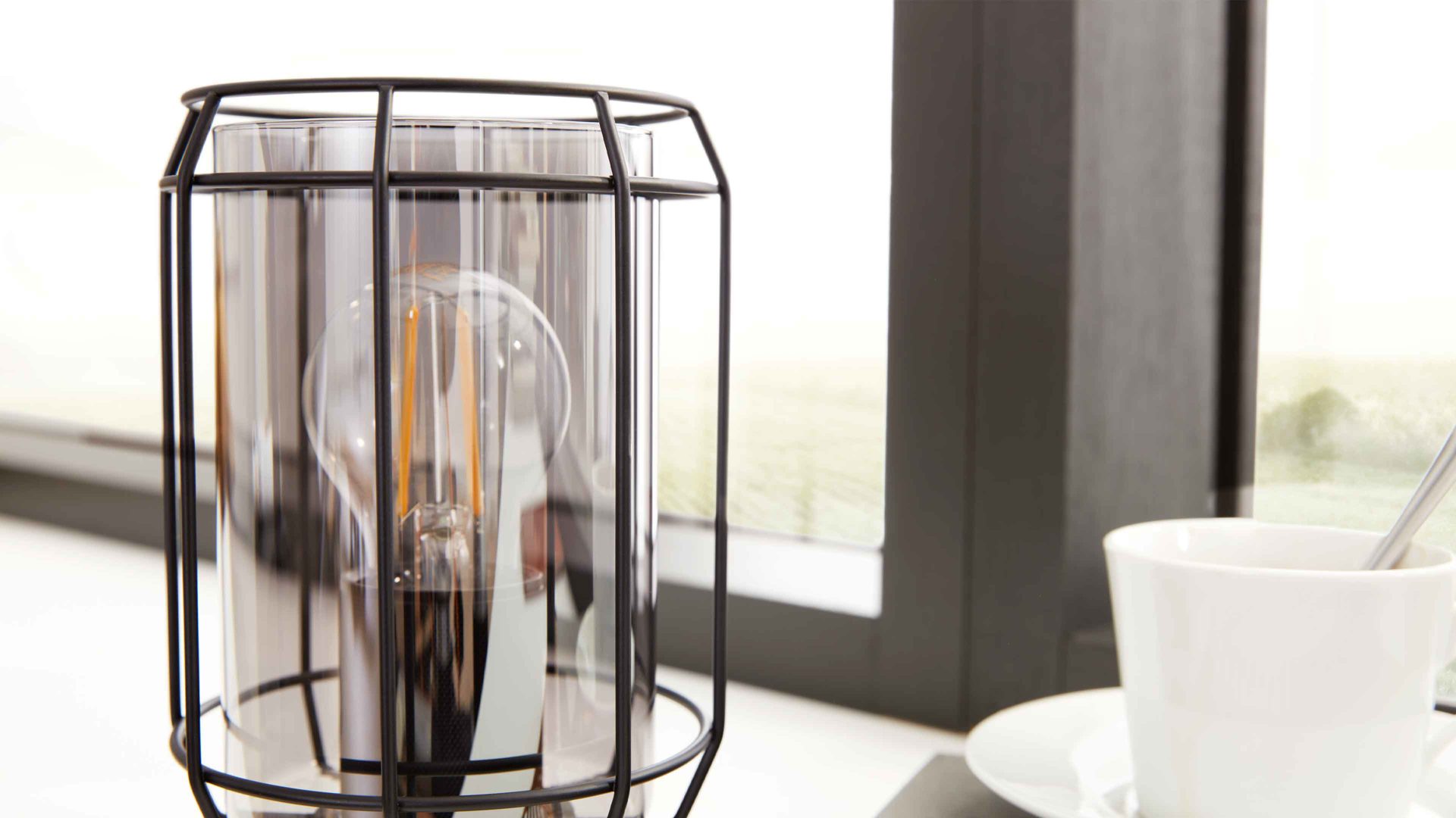 Tischleuchte Interliving aus Glas in Grau Interliving Leuchten Serie 9331 - Tischleuchte Rauchglas & Mattschwarz – Höhe ca. 20 cm