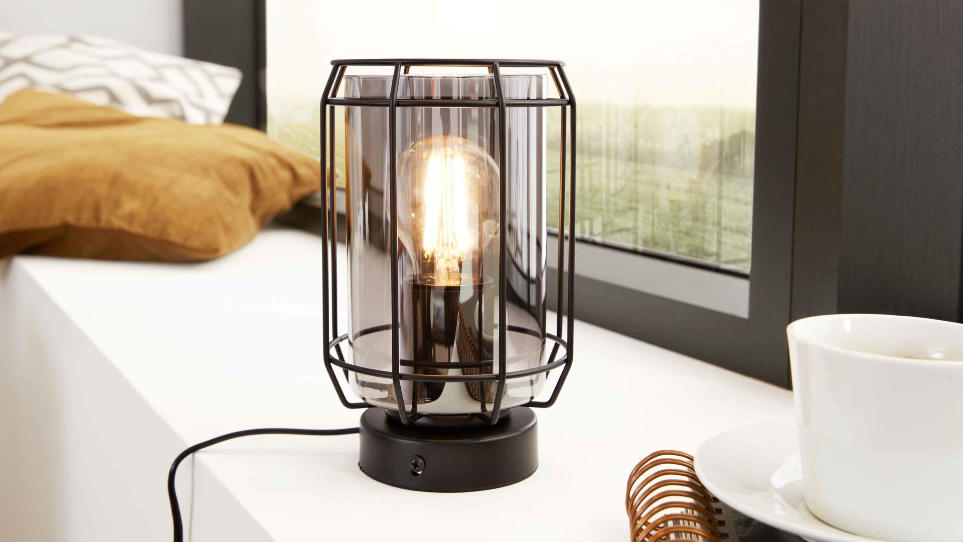 Tischleuchte Interliving aus Glas in Grau Interliving Leuchten Serie 9331 - Tischleuchte Rauchglas & Mattschwarz – Höhe ca. 20 cm