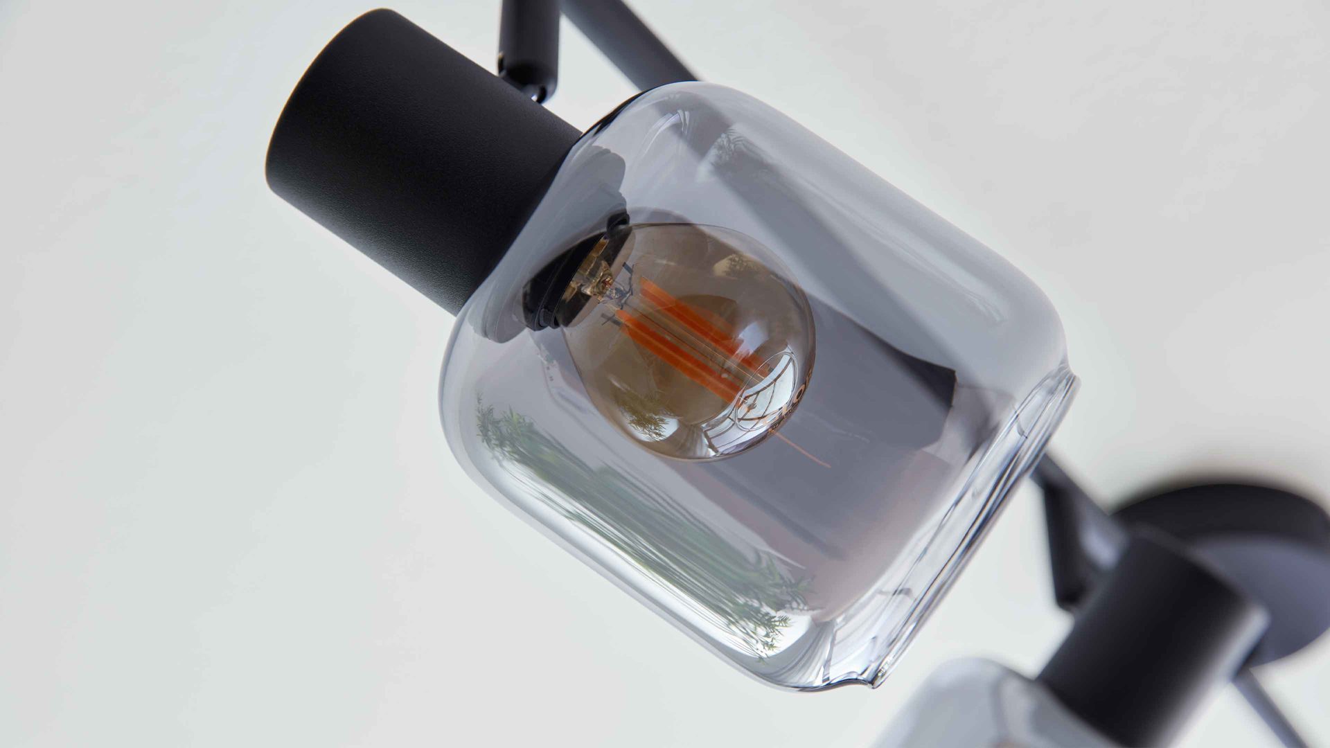 Deckenleuchte Interliving aus Glas in Grau Interliving Leuchten Serie 9341 - Deckenleuchte Rauchglas & Mattschwarz – Länge ca. 59 cm