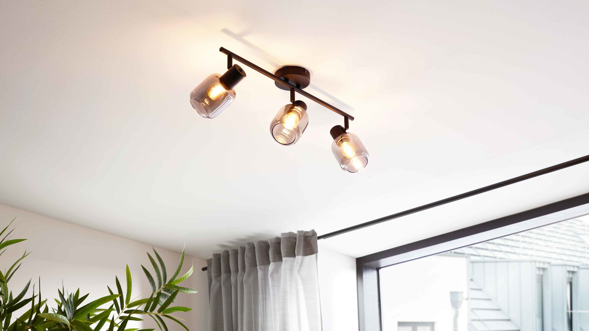 Deckenleuchte Interliving aus Glas in Grau Interliving Leuchten Serie 9341 - Deckenleuchte Rauchglas & Mattschwarz – Länge ca. 59 cm