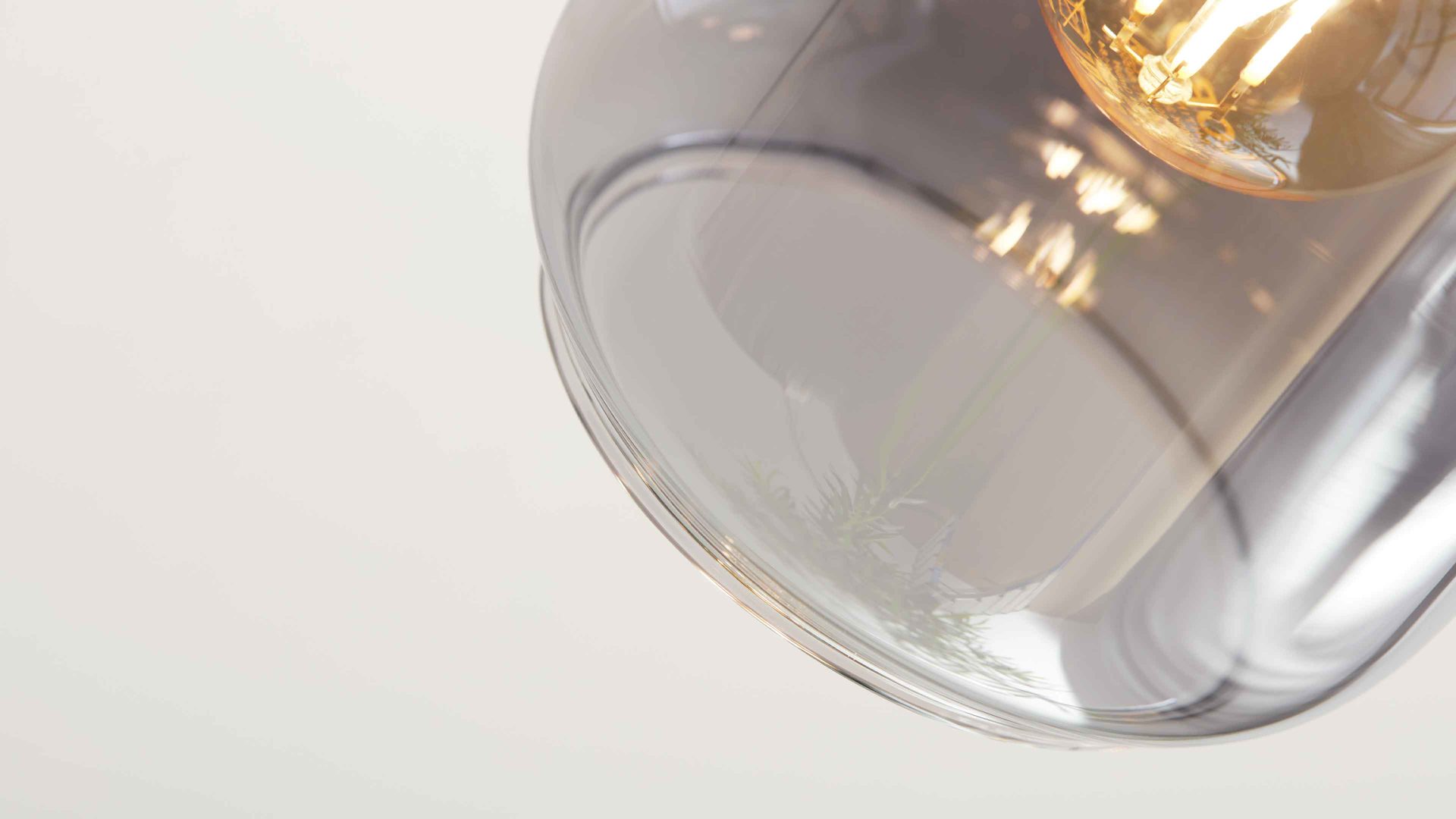 Deckenleuchte Interliving aus Glas in Grau Interliving Leuchten Serie 9341 - Deckenleuchte Rauchglas & Mattschwarz – Länge ca. 59 cm